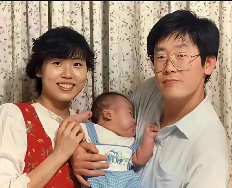 年轻的李在明，原来也是个“小鲜肉”呀！清秀的五官，儒雅的气质，清清爽爽的发型，