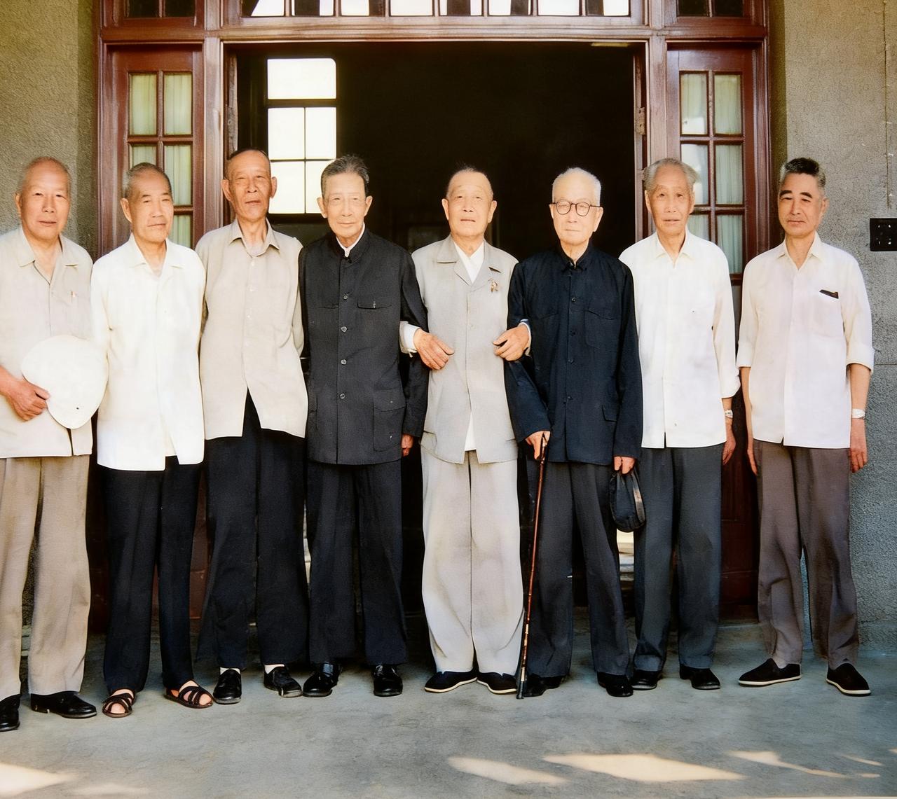 1978年，杜聿明、黄维、宋希濂、侯镜如等昔日黄埔同窗，齐聚湖北武汉留下了一张极