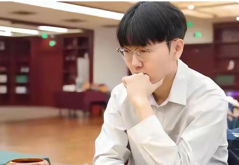 这次柯洁三番棋2:1获胜。保住了棋圣头衔，也是他手中仅有的一个冠军头衔了。而且还