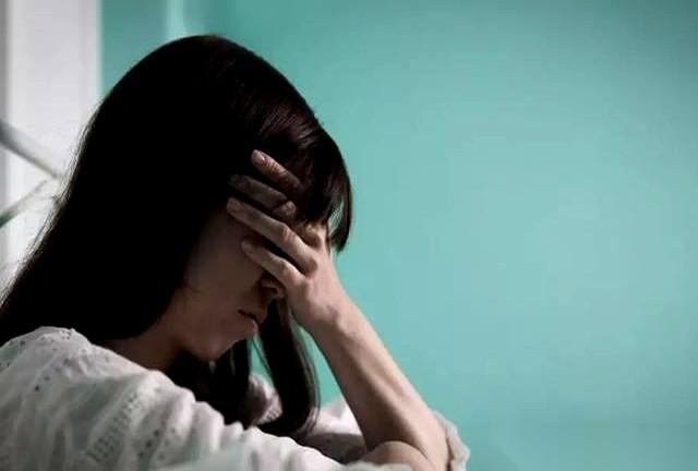 哥们儿几个把门一踹，屋里那点破事儿全见了光。女的脸上挂不住，从三楼一跃而下，摔