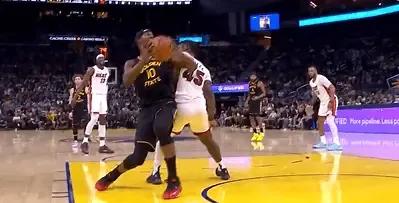 坏了！巴特勒修改侧面过度延伸，被搀扶离场！从慢镜头看，是落地的时候右侧膝盖向