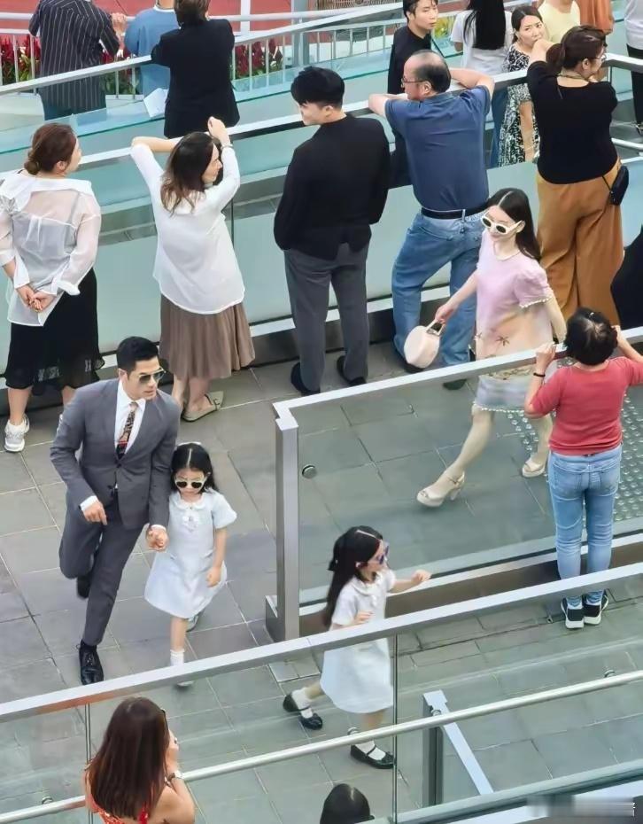 方媛陪郭富城看赛马，宽松裙子挡不住“肚子”，美丽自信像怀男宝​​​