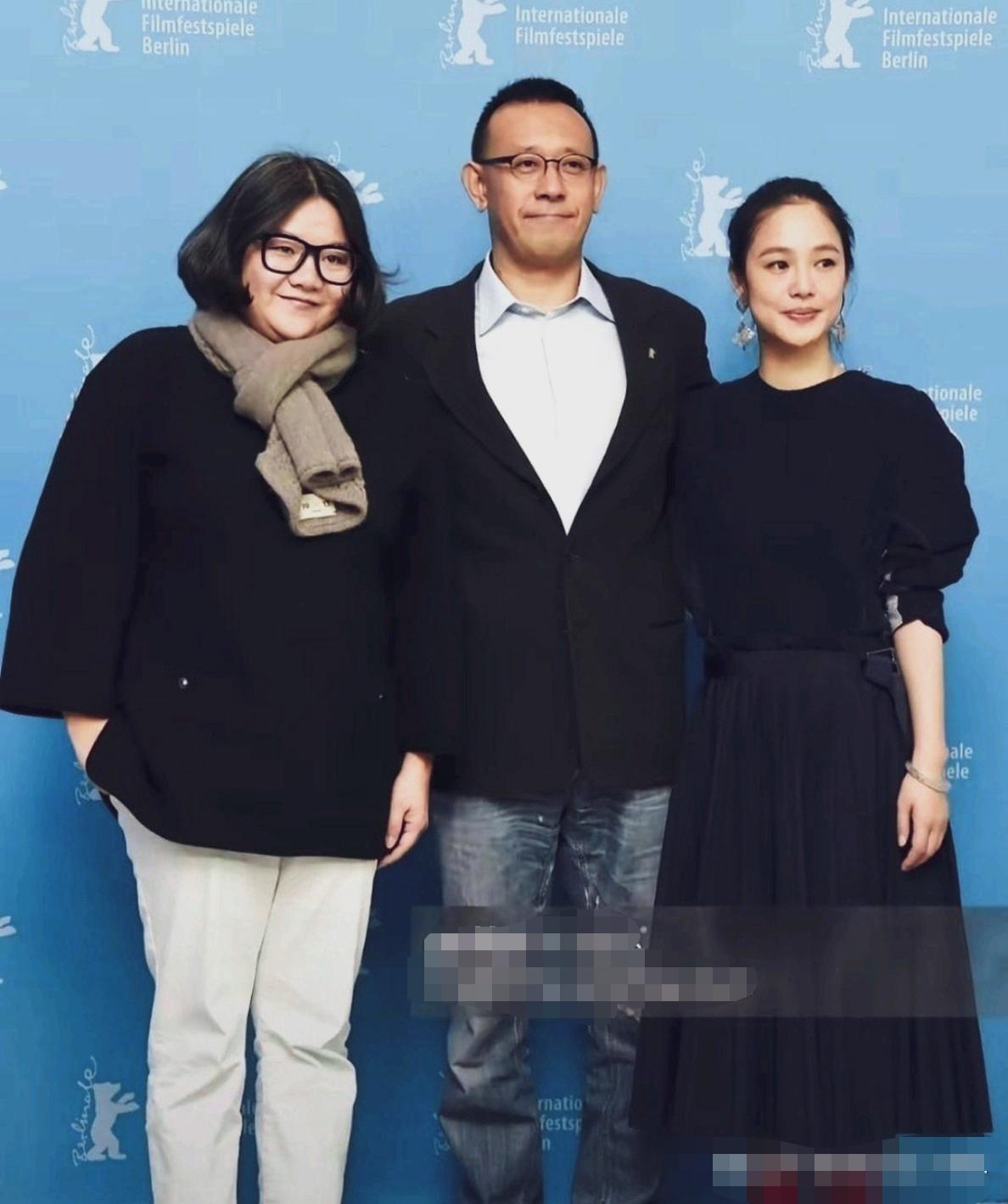 洪晃与姜文、周韵夫妇与同框，这样看洪晃挺有女人味的，知性优雅与美女周韵比也不差。