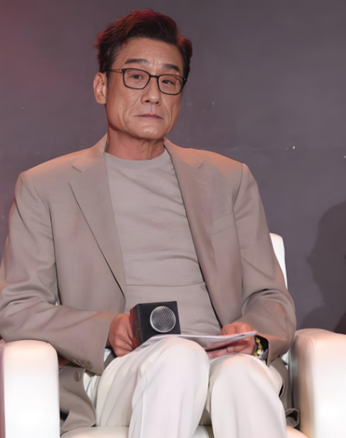 某次访谈中，主持人看着对面的梁家辉抛出疑问：您今年68岁了，身价早就破百亿，怎么还这么拼？他笑了笑，