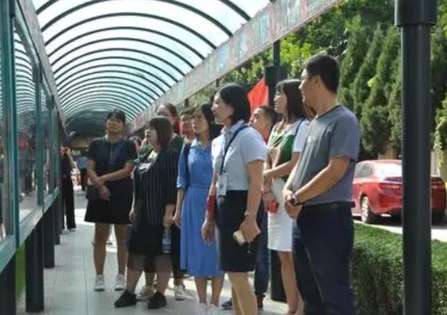 近来网上有很多声音提出疑问：当前经济已很困难了，为什么社会还没有像别的国家那样发