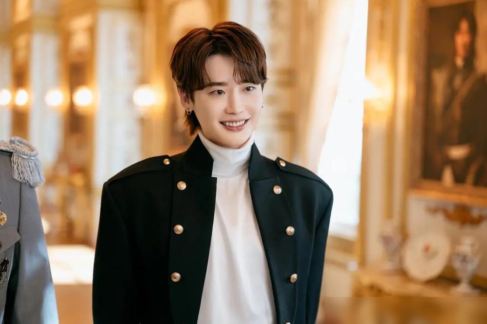 李钟硕新剧收视扑了，扭头又扎进浪漫剧堆。都喊他“恋爱脑”，事业要黄。就离谱。