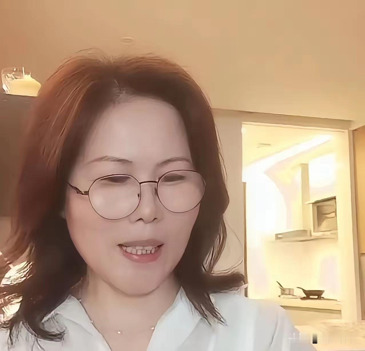 汪家的小杨阿姨又开播了一开场就曝出了一个大消息过年休长假的小杨阿姨终于返工