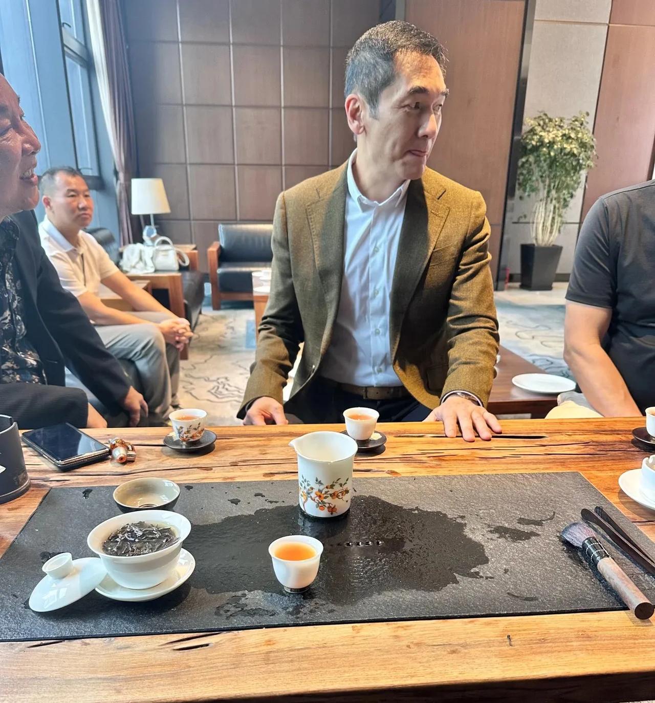 岁月不饶人啊！昔日港圈男神成大爷了，差点认不出来近日，某网友分享了与知名港星喝