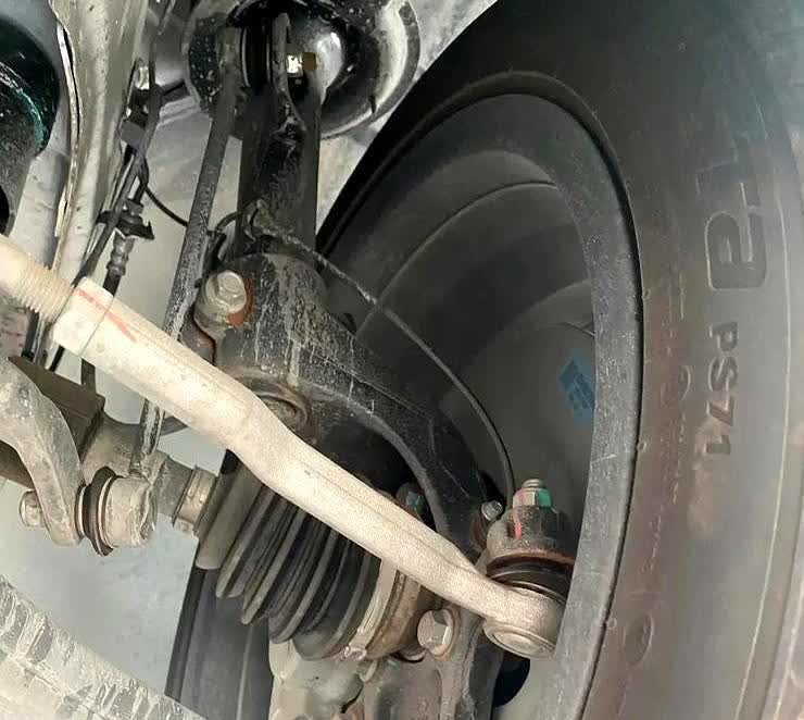 兄弟们，现在新车变天了！！刚才隔壁老哥来保养车，店里师傅顺手拎着扳手挨个