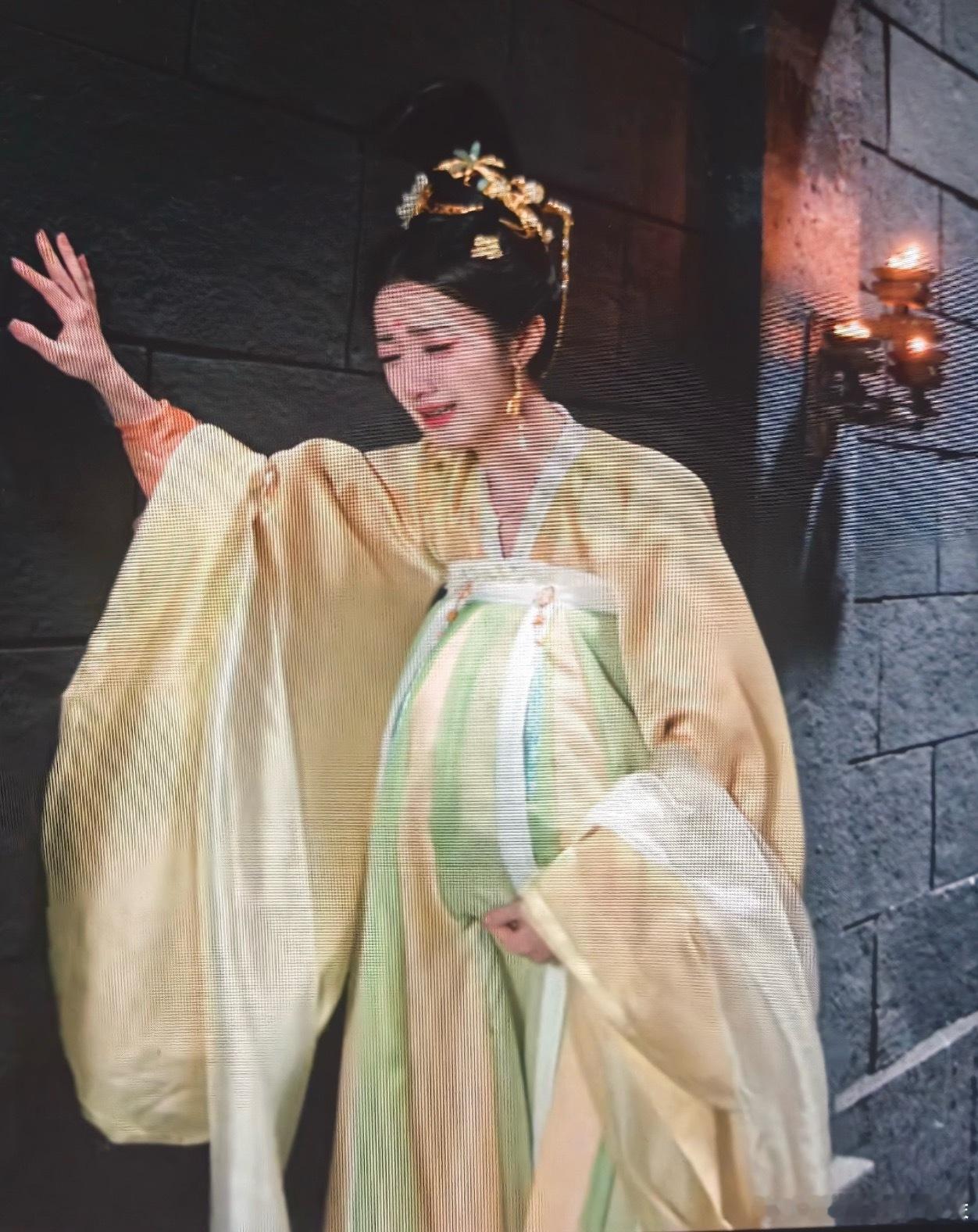 盛世天下女主怀孕这个肚子也太假了吧，塞这么高。