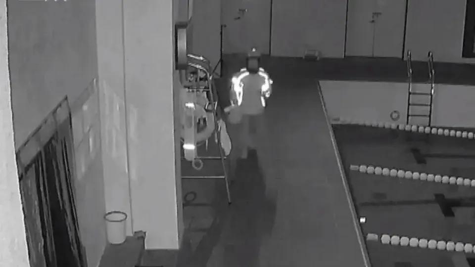 嘉兴一女子健身完刚脱光衣服准备换衣，结果有位外卖员突然误闯进女更衣室，看了20秒