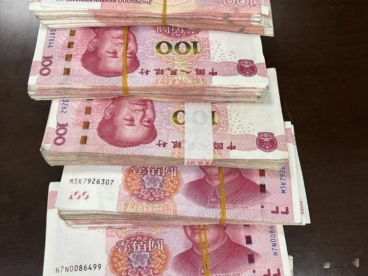 我的一个闺蜜，简直就是一个无脑人！这两天她告诉我他烦恼的不得了，快得抑郁症了