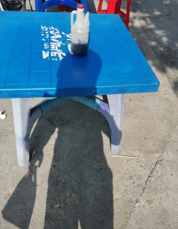 包子店有了一场小小的争执，就因为一根筷子！原来这个顾客每天几乎每天送完孩子上学之
