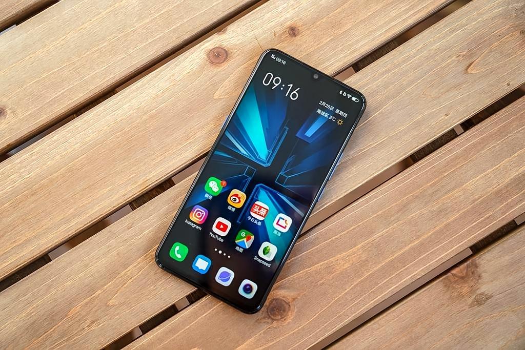 iQOO15Ultra，这配置有点东西！8000nits局部峰值亮度+三星