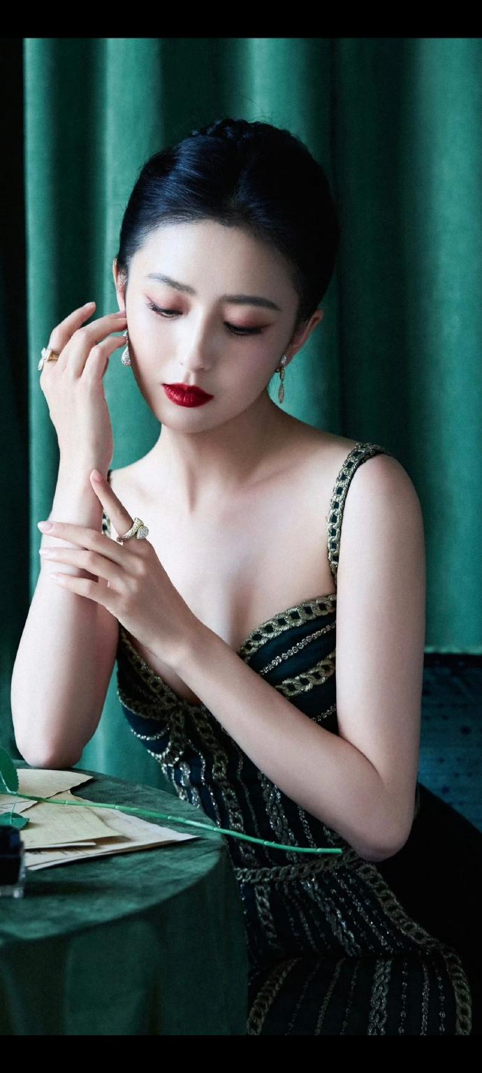 最近佟丽娅在出席国剧盛典的时候搭配的很有特色，看上去非常的漂亮，也格外的迷人。