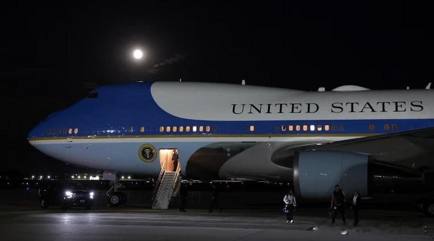 华盛顿近郊的安德鲁联合基地（就是停总统专机的那个核心基地），刚出了个吓人的事儿！