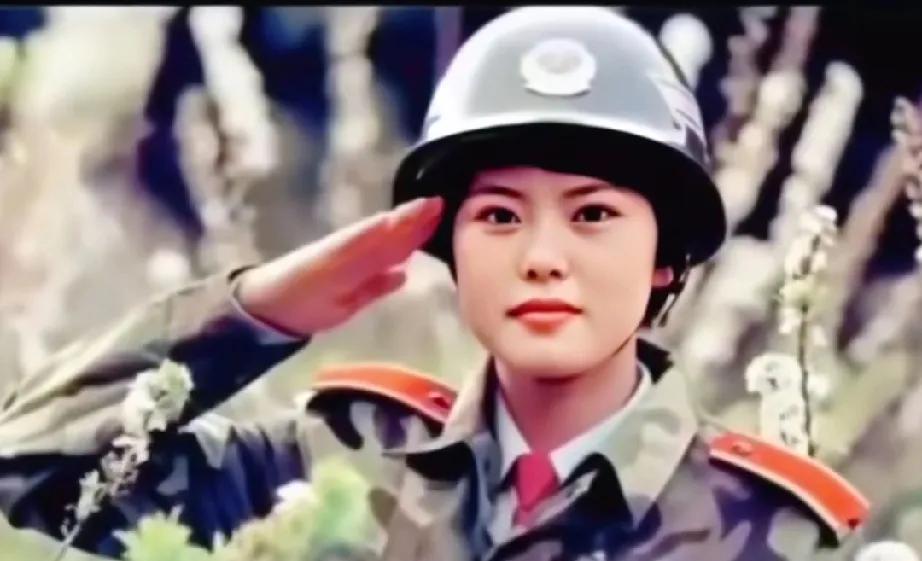 对越自卫反击战最美女民兵黄金霞,在夜间执行任务时被人突袭割喉，牺牲时年仅17岁。