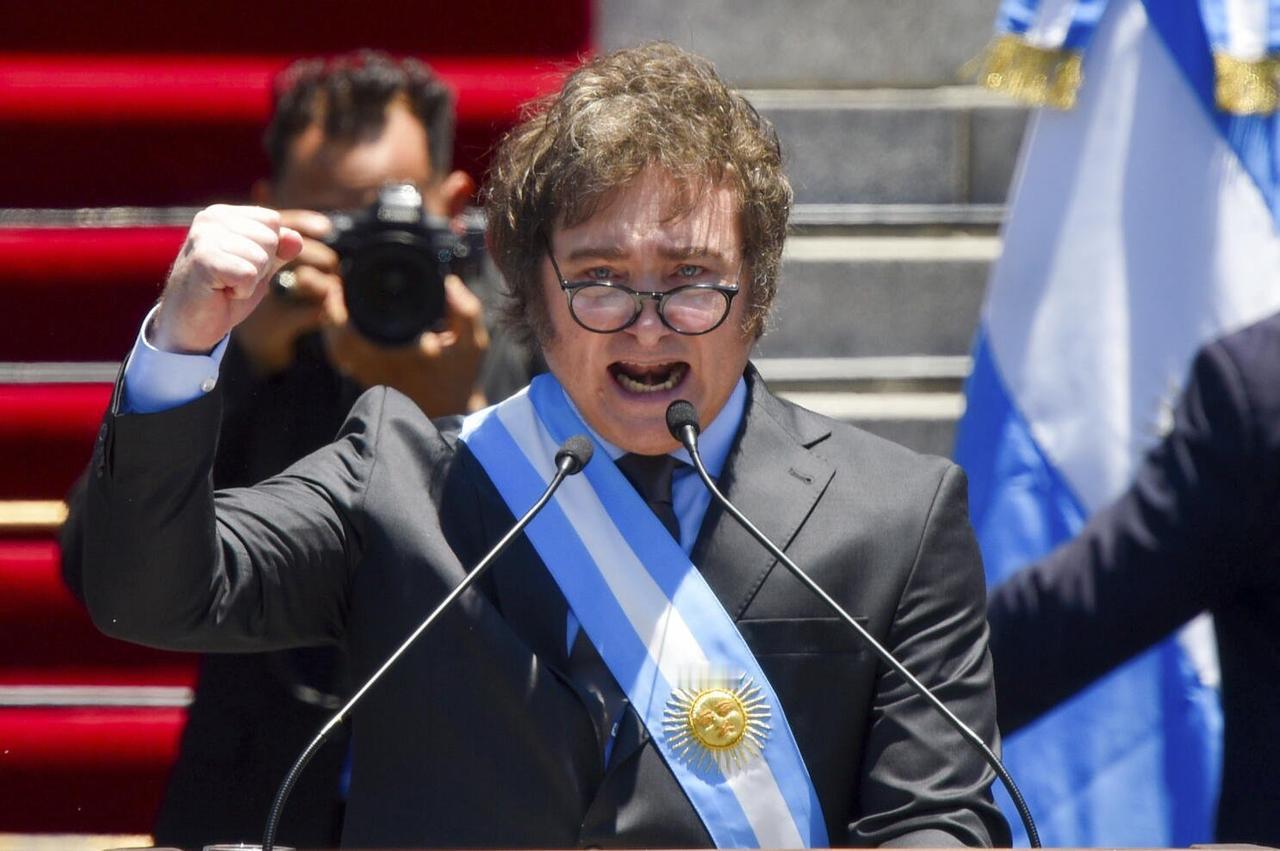 人设大反转！米莱强硬出手，马岛争端再度升级米莱下令外交部和法律团队，针对北马