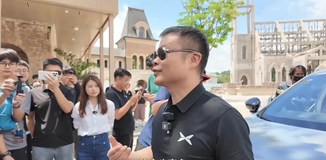 G7试驾会后，有网友向何小鹏提问，这周yu7要发布，下周G7发布，两人关于这个发
