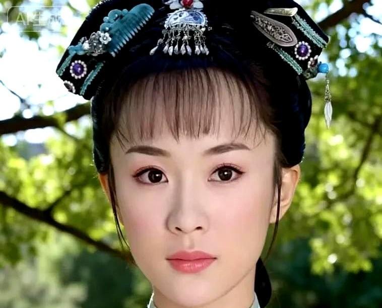 差点换掉她的导演，最后求编剧给她加戏。郑晓龙当年顶着压力，没选更知名的霍思燕，