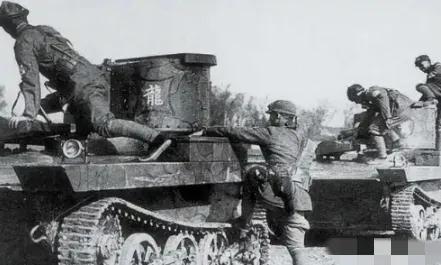 1938年，桂军189师师长俘虏了两名日军，看着日军矮小的身材，师长灵机一动，想