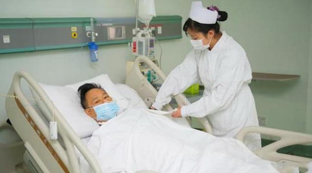 太让人后怕了！陕西榆林一名41岁男子因感冒咳嗽住院，检查显示只是轻微支气管炎。本