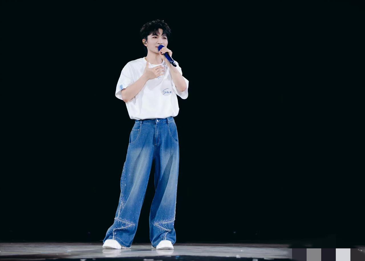 谁还没看周深演唱会这段啊！本来唱跳得超带感，结果刚开嗓三句就嘴瓢了，下一秒直接中