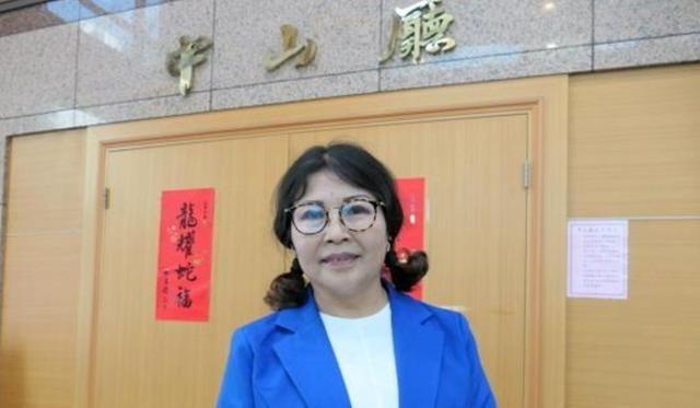 郑丽文的狐狸尾巴终于露出来了！在近期，前国民党中常委何鹰鹭在接受采访的时候表示，