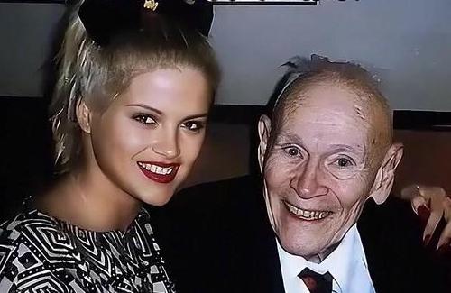 怎么看美国石油大亨霍华德，89岁坐拥16亿资产，娶了26岁的脱衣舞女安娜？一场