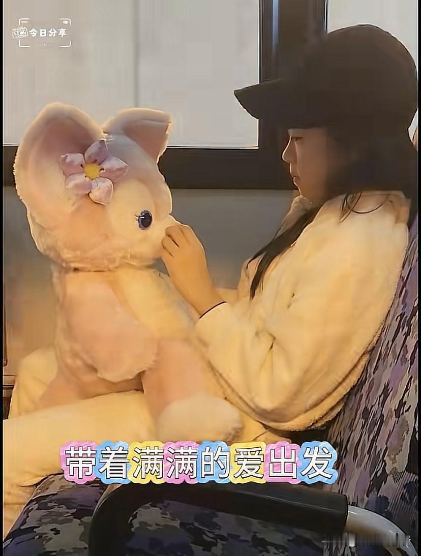章子怡被网友偶遇带着女儿儿子去看演唱会，到晚上，章子怡就在自己的社交平台晒出了醒