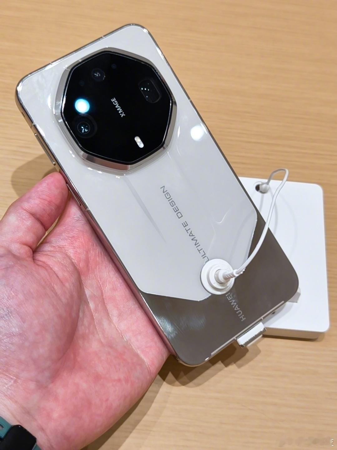 同事刚刚新鲜实拍的华为Mate90、华为Mate90Pro、华为Mate90
