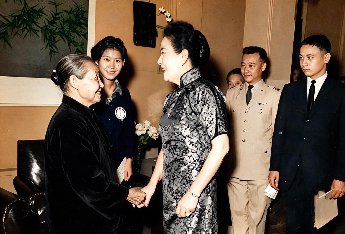 上世纪六十年代，宋美龄与抗日空军战神高志航的母亲李春英握手慰问。高志航牺牲后，