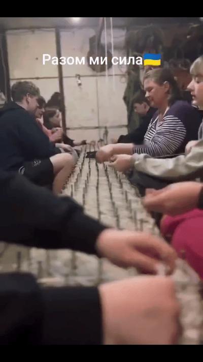 乌军最后的防线，是这群少年？你见过青少年在前线地下掩体里“织毛衣”吗？不是手工