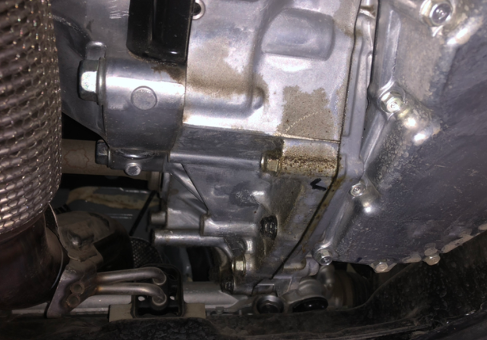 十代半雅阁变速箱漏油！车型22款十代半燃油尊贵雅阁，公里数5890KM，该车购