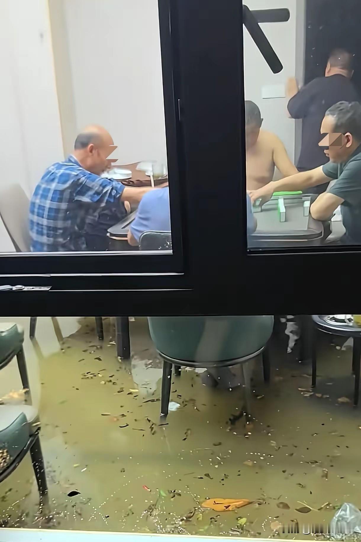 水都淹成这样了，这几位大爷还有心思打麻将，这瘾真不是一般的大。刚才下去溜了溜了