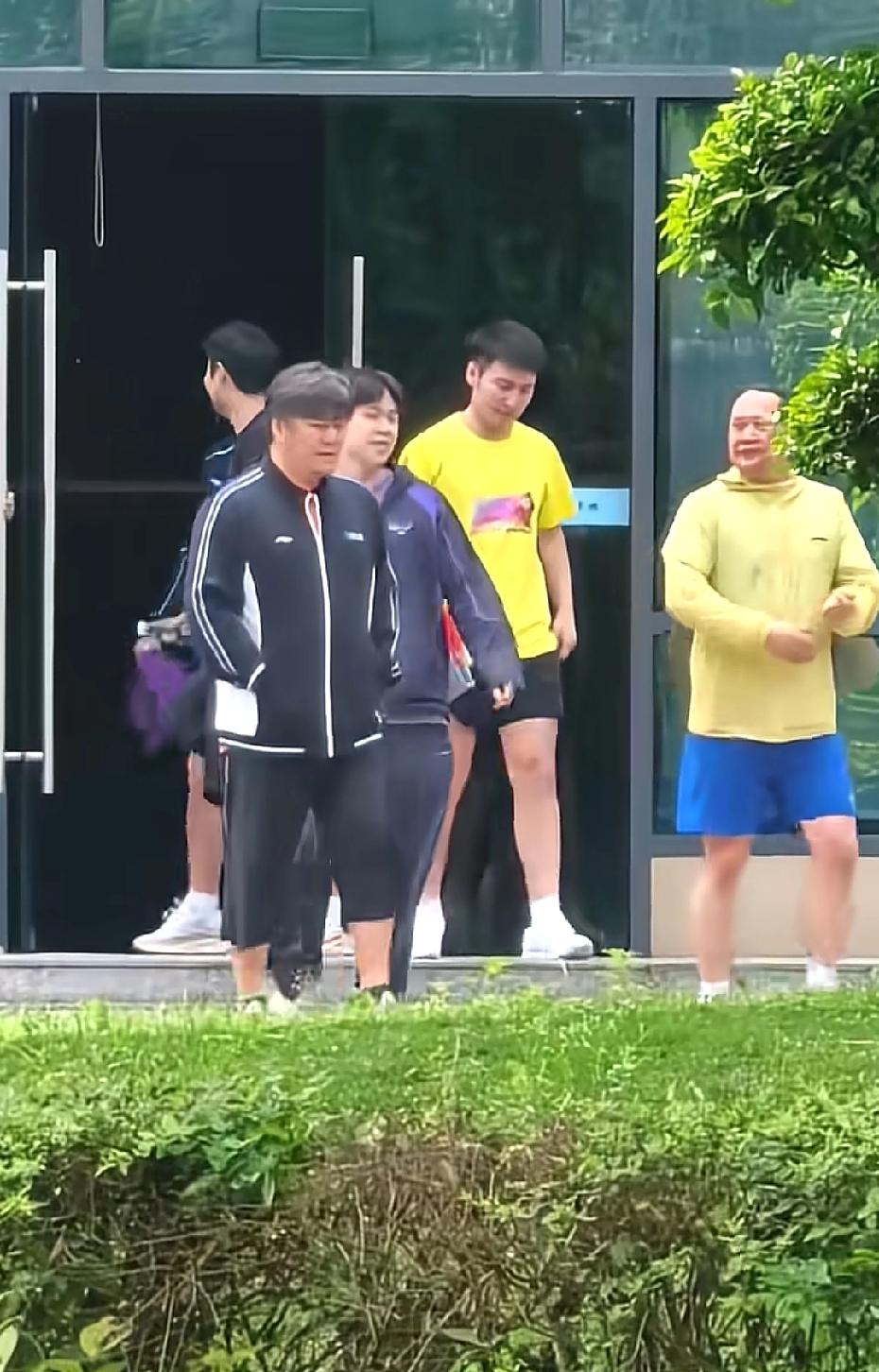 我们楚钦背着手，像老大爷，裤兜里都装的啥呀，而且今天长袖长裤的穿着！孙逊指导也是