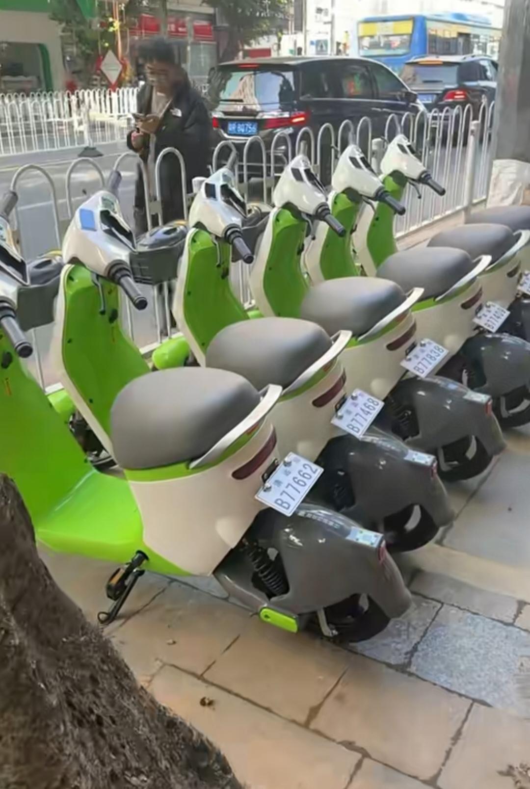 广州试点电动车停车场：每个停车场每天收2元，受到广大市民赞扬。最近广州的电动