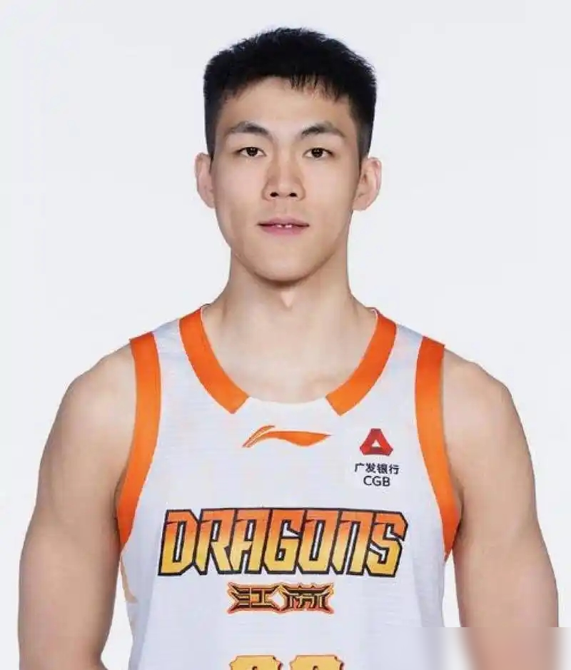 1米83，27岁，选秀才进CBA，第一年全明星首发，庞峥麟直接把选秀天花板砸穿了。搁以前你敢想？王少