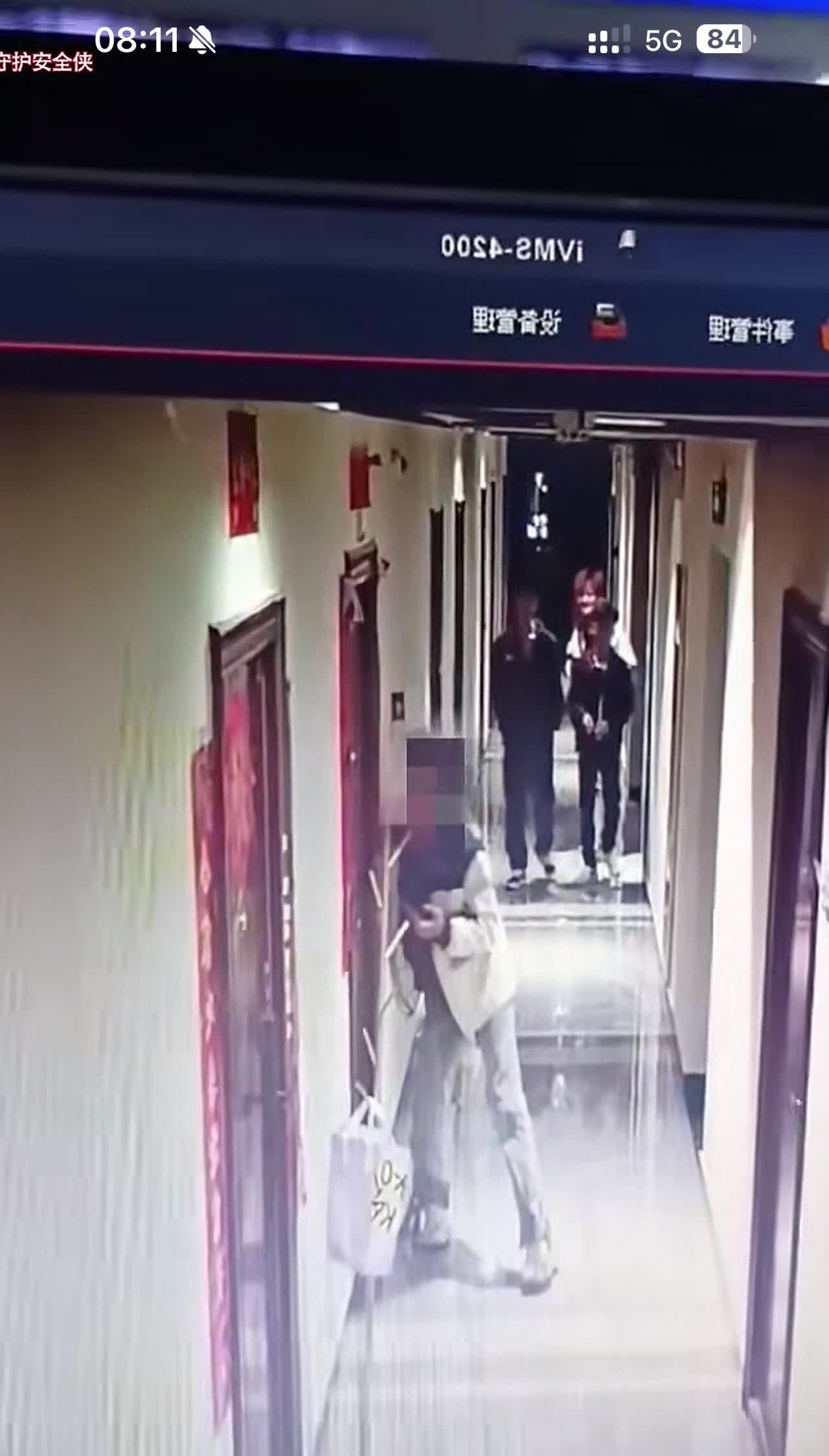 真是够离奇的！北京朝阳，一青年深夜独居时被急促敲门声惊醒，门外男子自称修水管的物