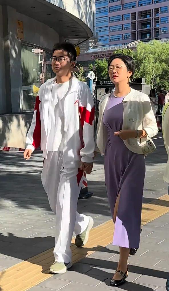 人大附中街拍家长陪孩子赶赴考场，这感觉别人家的孩子优秀的不是一点点。