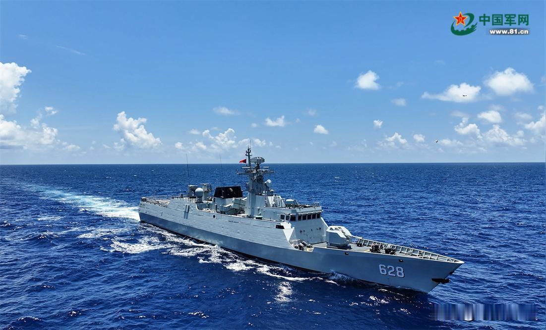 2026年6月上旬，南海某海域，一场贯穿昼夜、紧贴实战的多课目海上实兵实弹训练悄