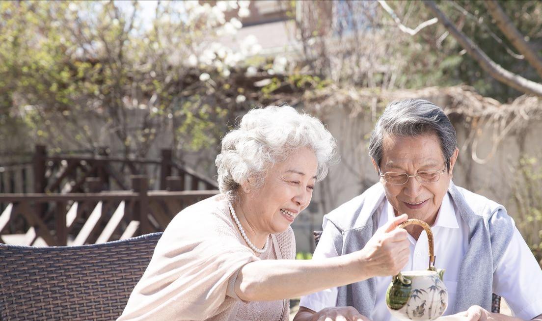 奔六老公总黏我，外人笑他“不正经”，我却偷偷红了眼我老公快60岁了，总