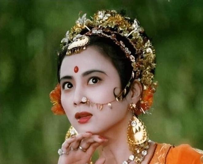 1999年，李玲玉嫁给犹太富豪杰瑞，新婚夜，李玲玉开玩笑地说“你就不怕我嫁给你之