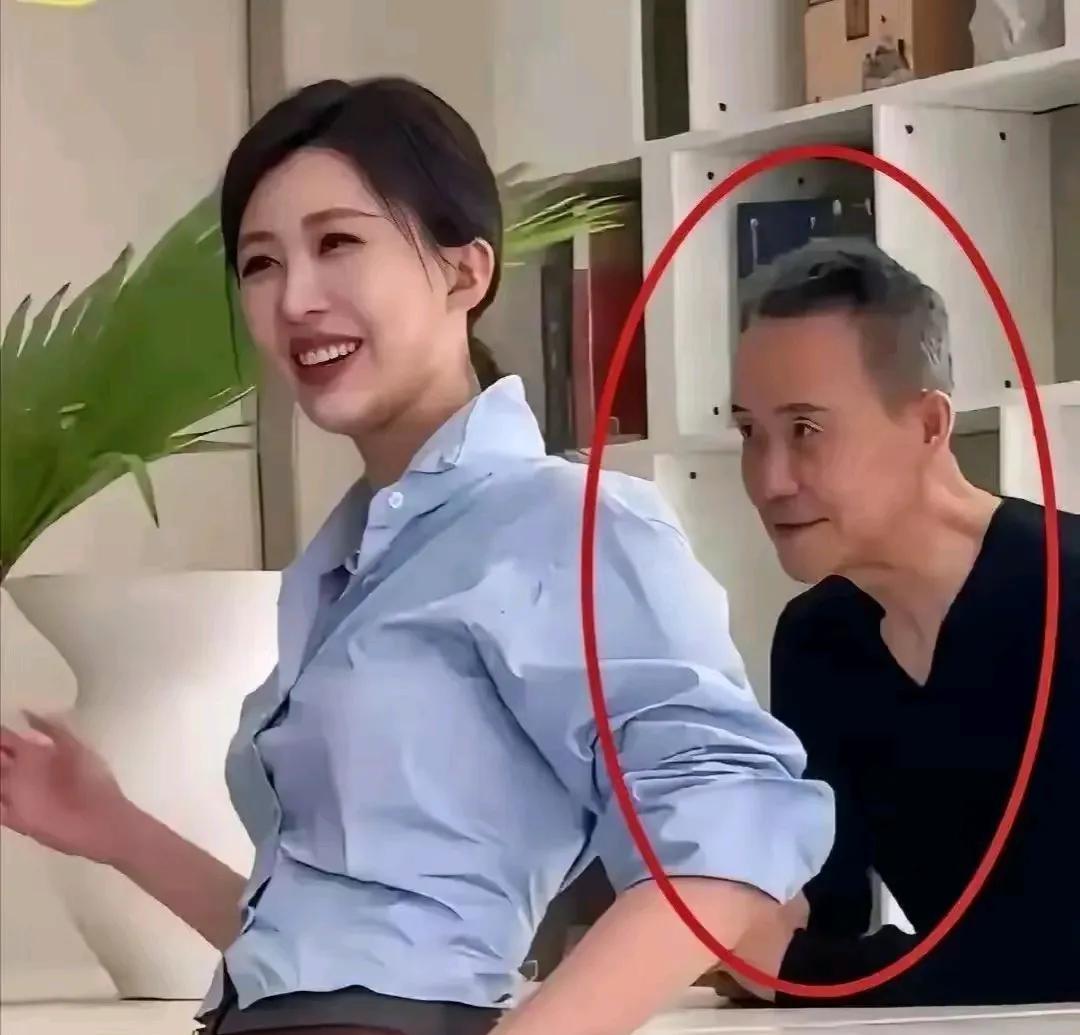 说真的，人老了就是老了，再全面的美颜滤镜，也擦不掉74岁的王石与44岁的田朴珺~