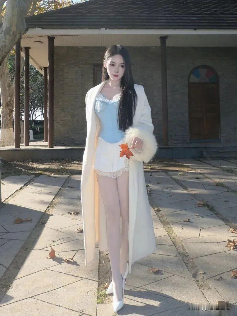 秋日穿搭指南：复古风外套+蕾丝裙，优雅动人如何才能穿搭出美感又能彰显个性?