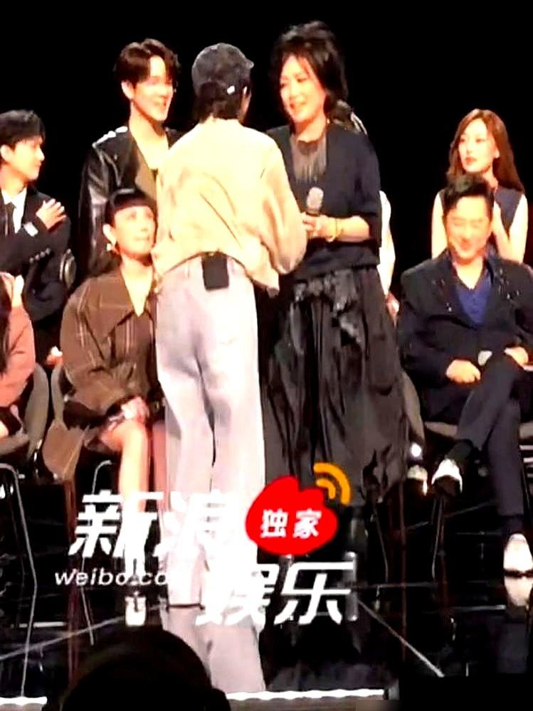 后台休息室，65岁庾澄庆碰见29岁窦靖童，空气瞬间凝固。“我该怎么叫你？”庾
