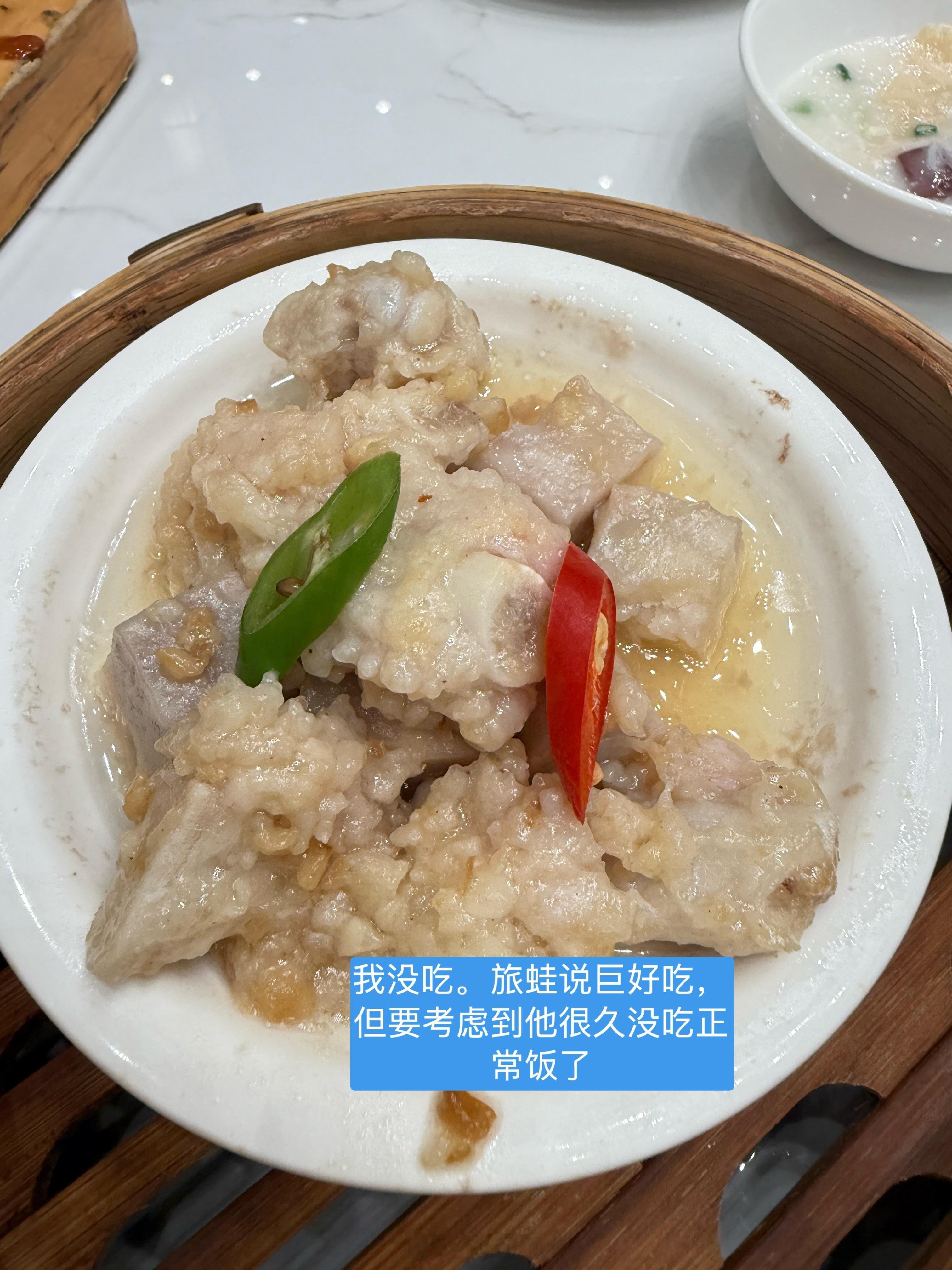 旅蛙找的茶点酒楼，就在车站附近一开始看到有人抽烟挺生气的但是接待我们的阿姨好亲切