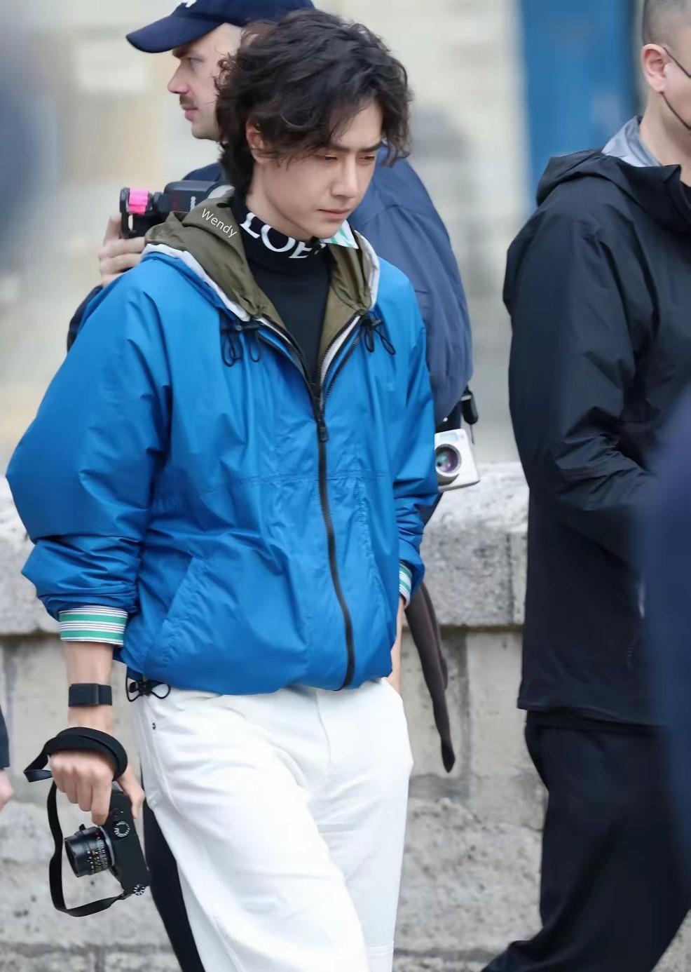 不敢想象王一博到底有多瘦这次时装周，王一博的衣服穿的非常有水平，数了数，上衣一