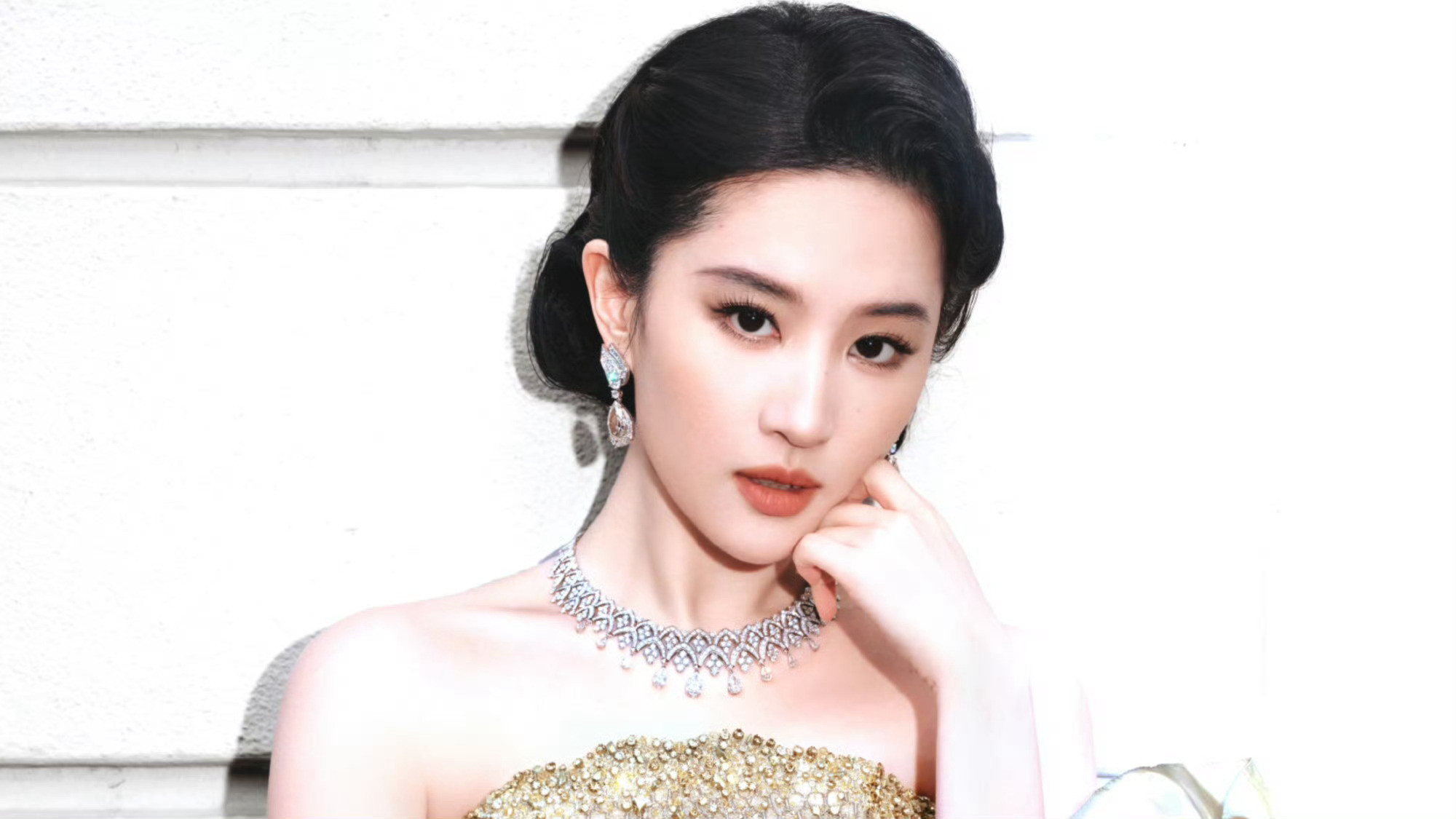 刘亦菲复古宫廷高定连续两天醒了就看到刘亦菲美图太感动了！！宝格丽能不能每天都办活