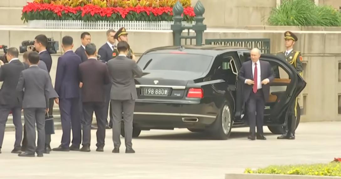 一个小细节：普京总统的专车到人民大会堂后，是由咱们的哨兵开车门的。人和人之间